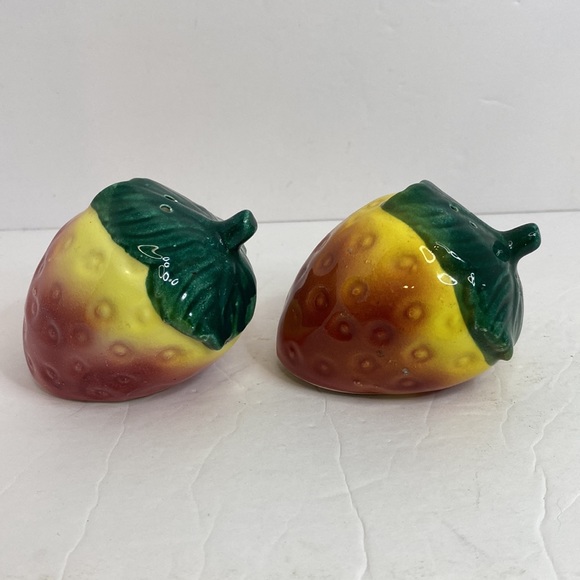Vintage Salt and Pepper Shakers Strawberries - Picture 5 of 7